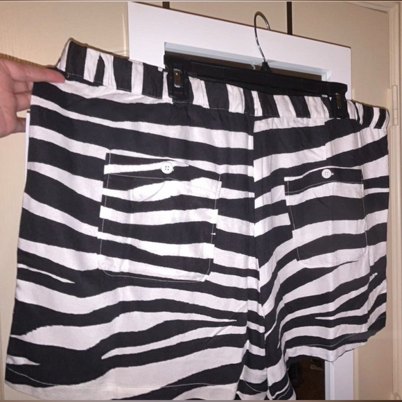 Zebra Print Linen Shorts - Picture 4 of 4